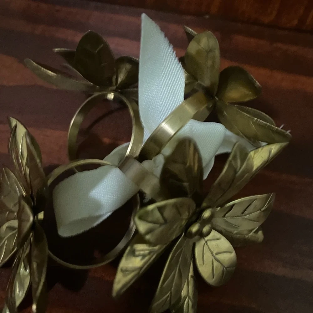 Pottery Born Set Of 4 Gold Leaf Poinsettia Floral Festive Holiday Napkin Rings